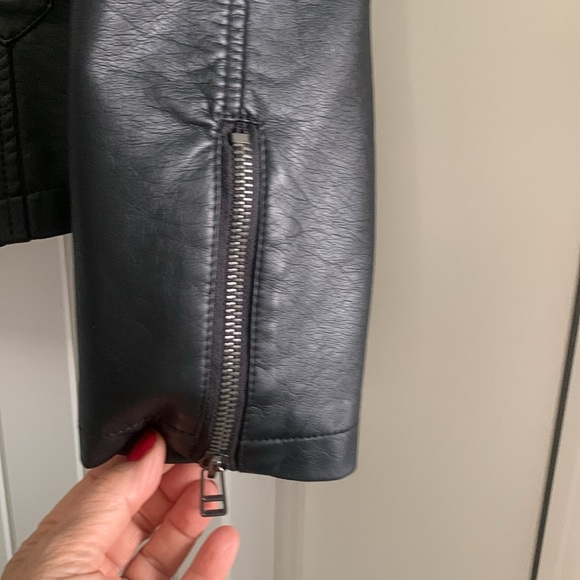 Black faux leather moto jacket with zipper sleeve - Picture 3 of 4